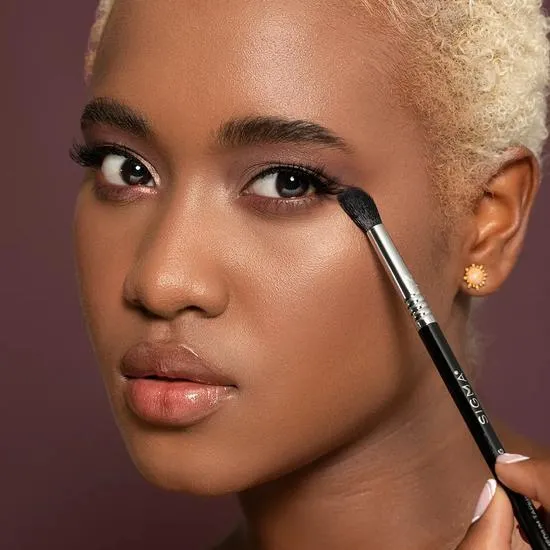 Sigma Beauty E49 Medium Tapered Blending Blend colours into the crease