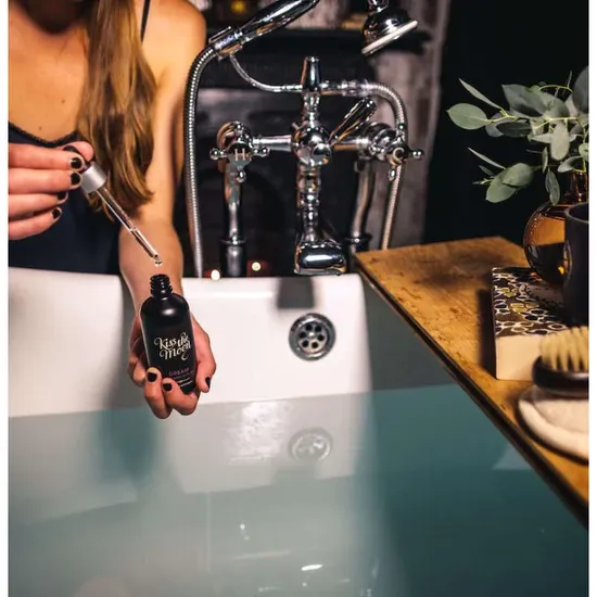 Kiss GLOW Night-time Bath & Shower Oil Orange & Geranium