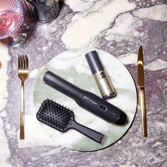 ghd Unplugged Festive Edition Cordless Straightener Gift Set 1x ghd unplugged, 1x ghd mini all rounder handbag & Paddle Brush