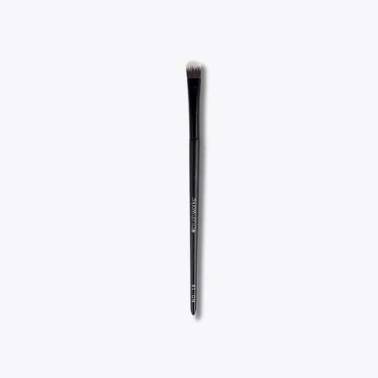 Brushworks No. 18 Flat Eye Brush