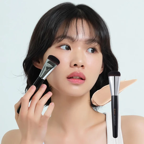 STUDIO17 Glide Foundation Brush 411