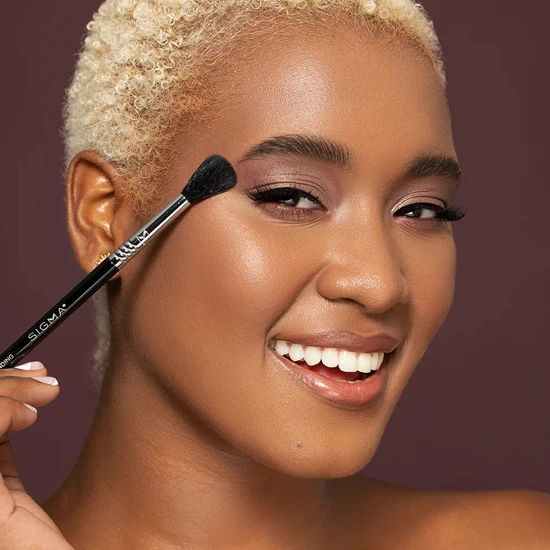 Sigma Beauty E40 Max Tapered Blending Brush Blend colours into the crease