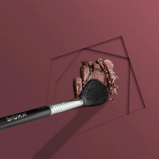 Sigma Beauty E40 Max Tapered Blending Brush Blend colours into the crease