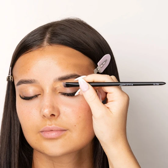 Brushworks No. 18 Flat Eye Brush